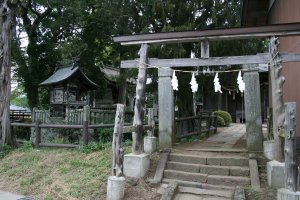 佐久八幡神社の西門、正面に本殿あり