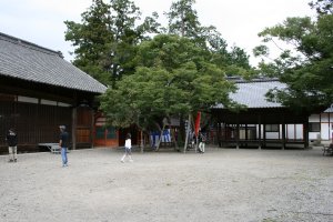 生島足島神社の上社と下社の間の広場