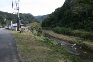 下田ロータリークラブ提供の看板、右下を東へ稲生沢川が流れる