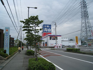 南方から見た洋服の青山裾野店、伊豆島田公園は青山の東側