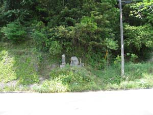 国道１３６号線沿いの３体の石像の向って右のかわいい石像がいんぼ地蔵