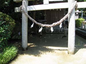 堀池の中に立つ水分神社の鳥居