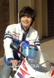 チョン・イル『クク島の秘密』にカメオ出演　成人のユノ、バイクに乗る姿もう一度!