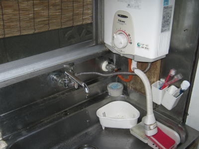 千葉県船橋市のユカ美容室様　台所給水配管